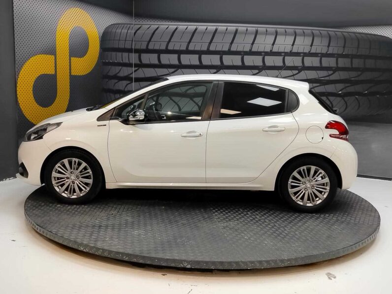 								Peugeot 208 full									