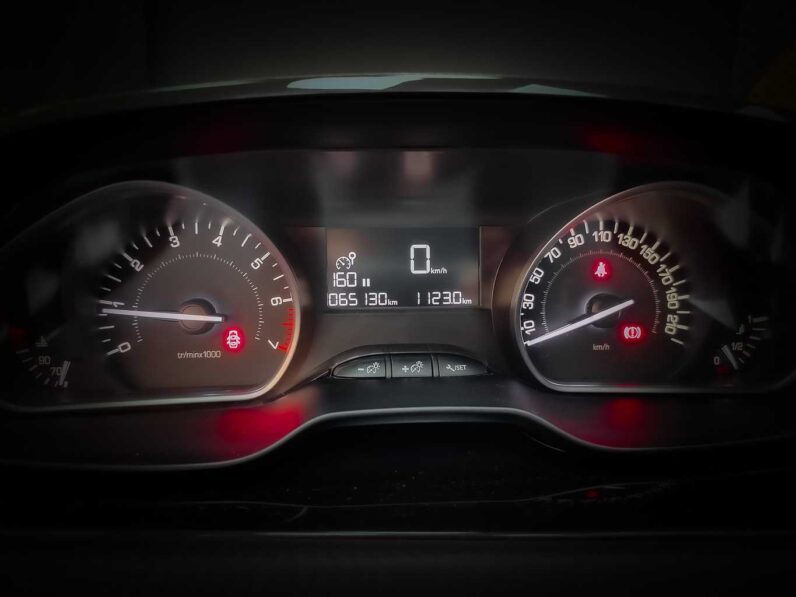 								Peugeot 208 full									