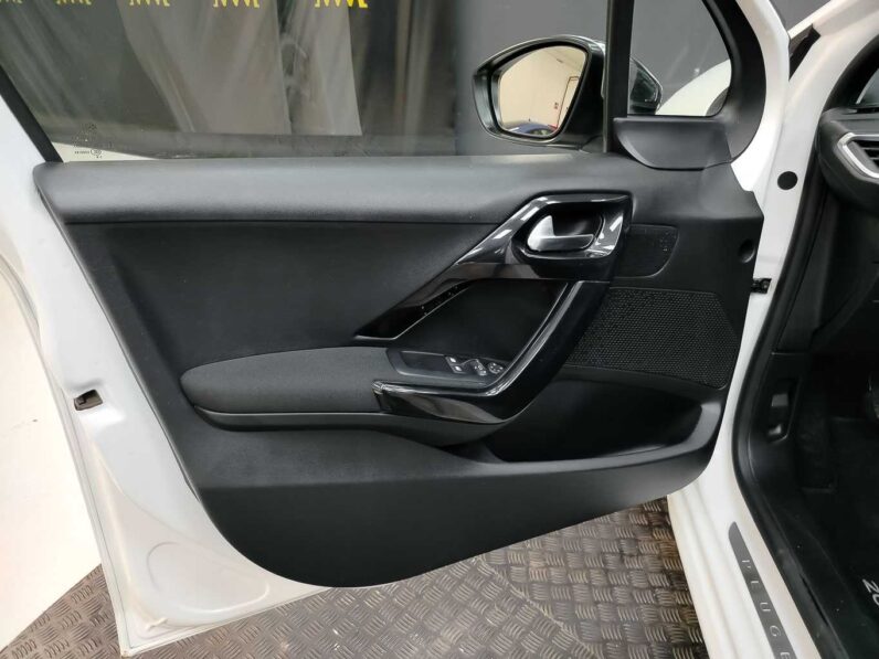 								Peugeot 208 full									