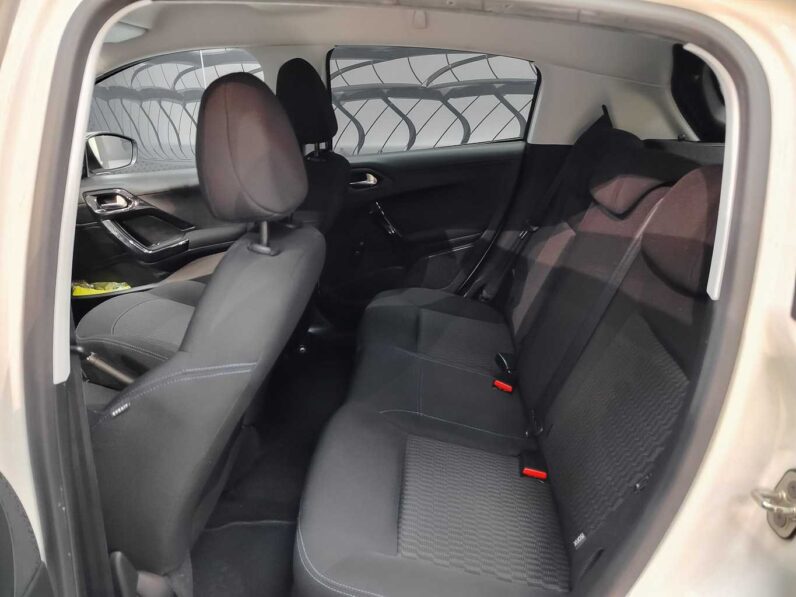 								Peugeot 208 full									