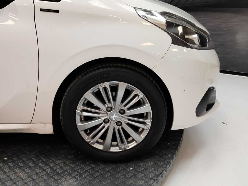 								Peugeot 208 full									