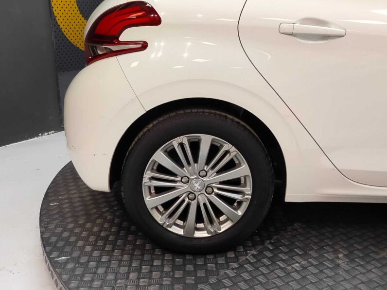 								Peugeot 208 full									