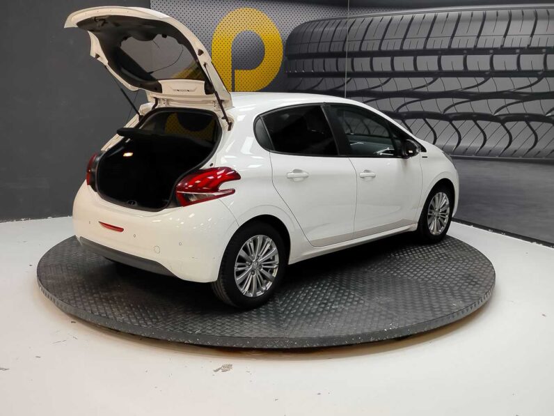 								Peugeot 208 full									