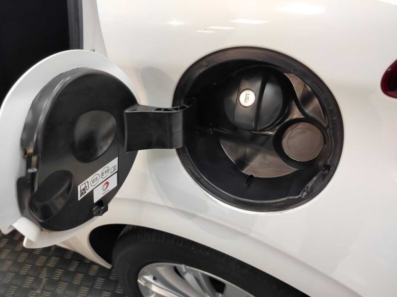 								Peugeot 208 full									