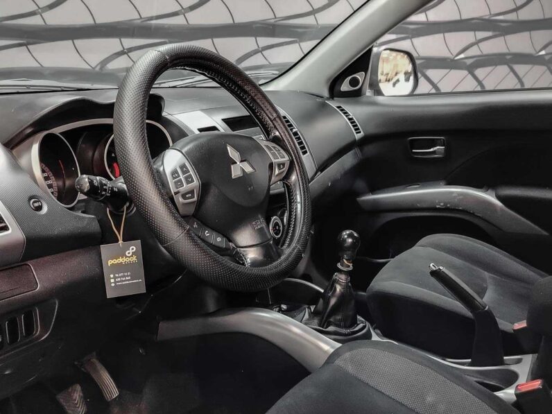 
								Mitsubishi Outlander full									