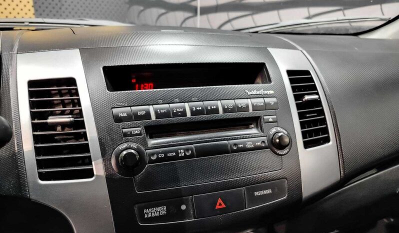 
								Mitsubishi Outlander full									