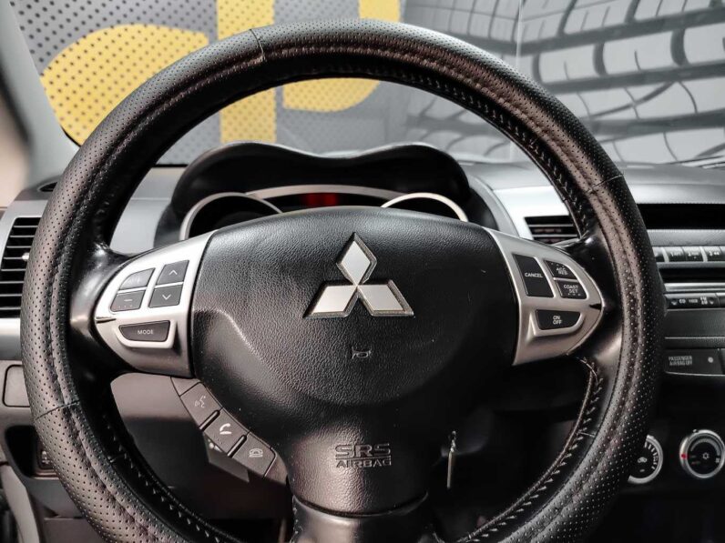 
								Mitsubishi Outlander full									