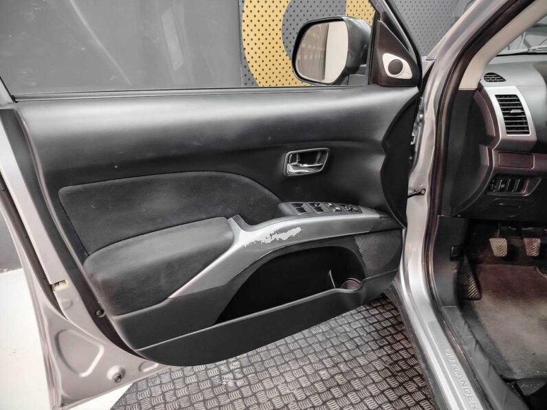 
								Mitsubishi Outlander full									