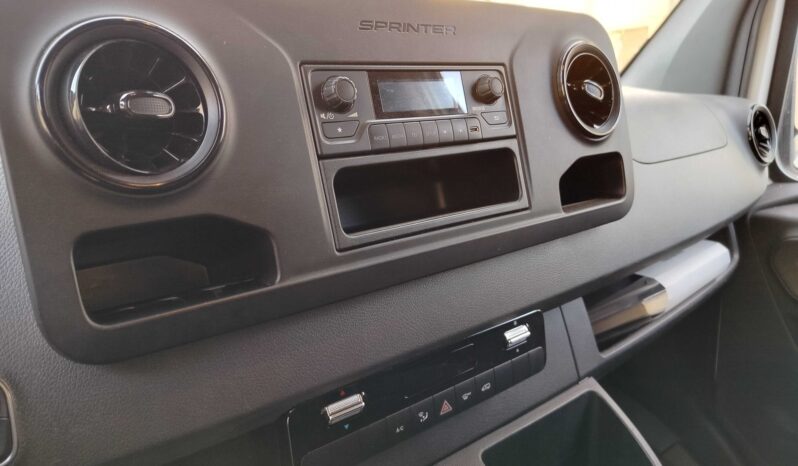 
								MercedesBenz Sprinter full									