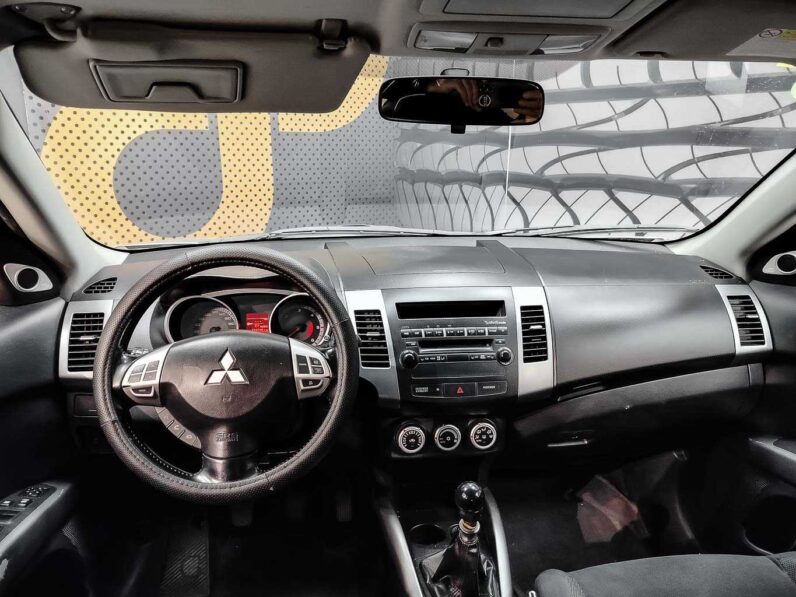 
								Mitsubishi Outlander full									