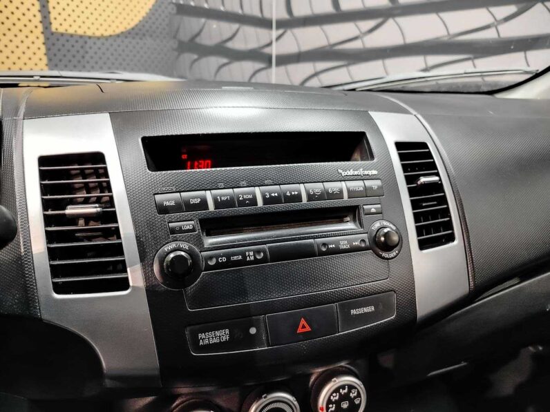 
								Mitsubishi Outlander full									