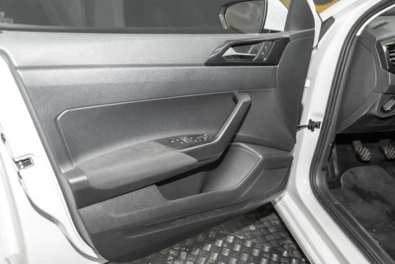 
								Volkswagen Polo full									