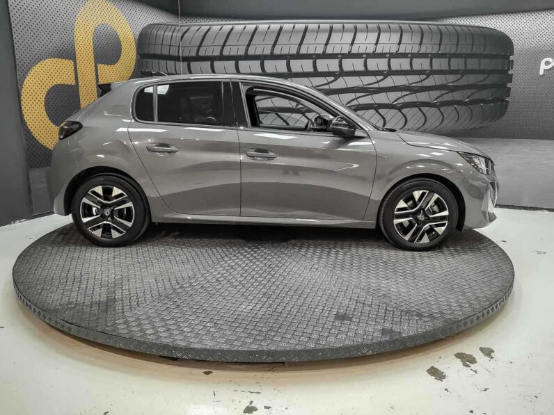 
								Peugeot 208 full									