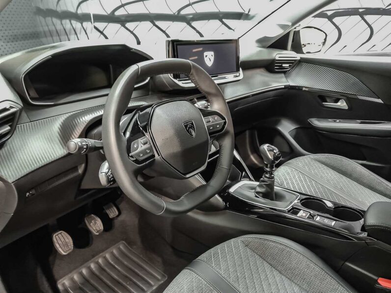 
								Peugeot 208 full									