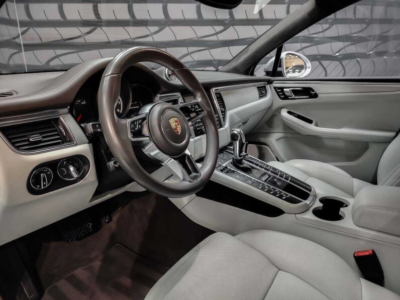 
								Porsche Macan TURBO full									