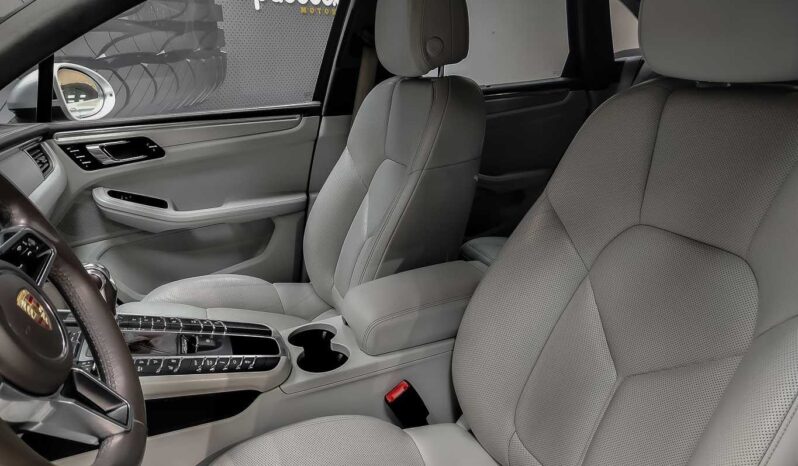 
								Porsche Macan TURBO full									