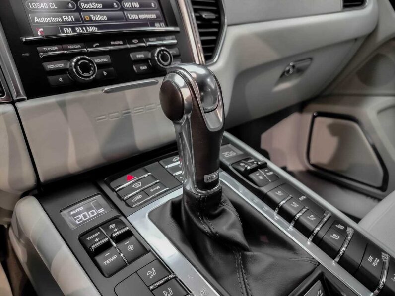 
								Porsche Macan TURBO full									