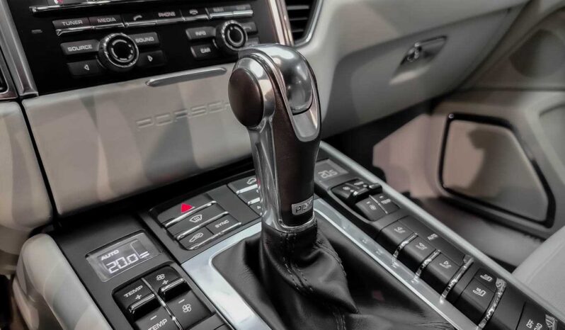 
								Porsche Macan TURBO full									