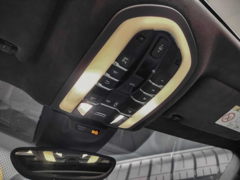 
								Porsche Macan TURBO full									