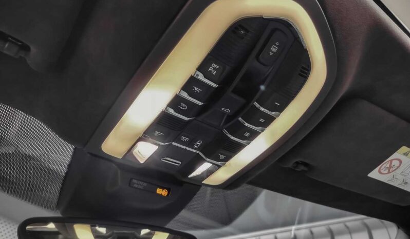 
								Porsche Macan TURBO full									
