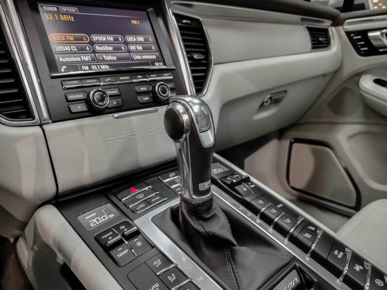 
								Porsche Macan TURBO full									