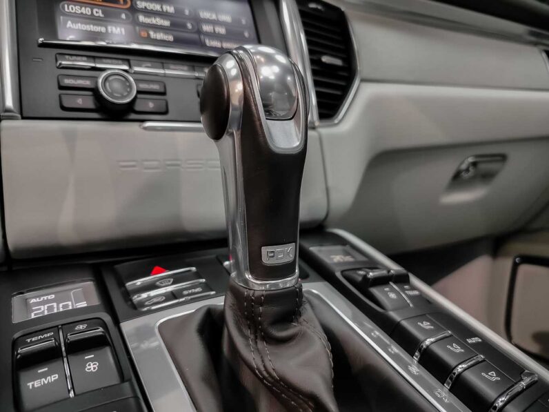 
								Porsche Macan TURBO full									