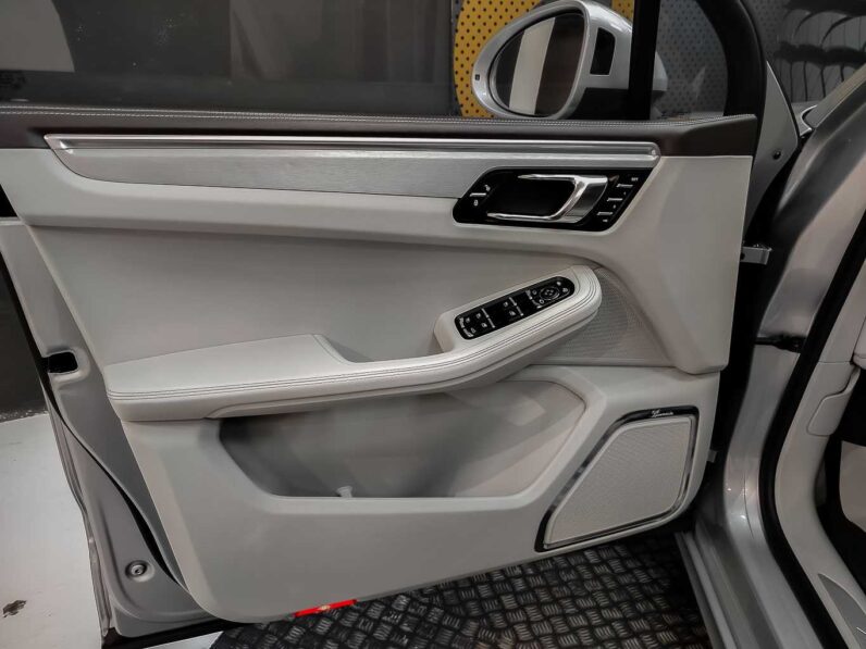 
								Porsche Macan TURBO full									