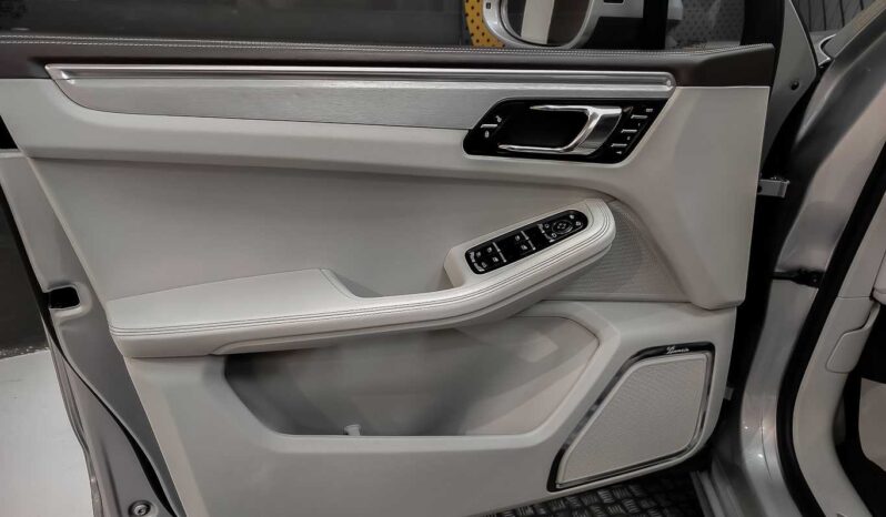 
								Porsche Macan TURBO full									