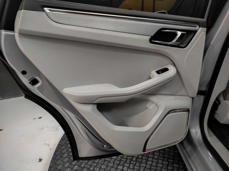 
								Porsche Macan TURBO full									