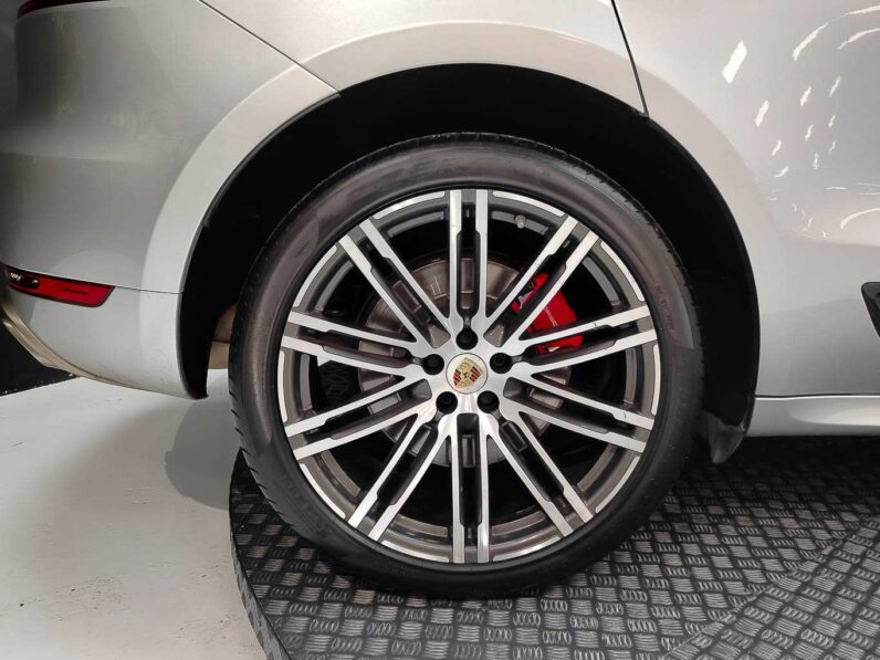 
								Porsche Macan TURBO full									