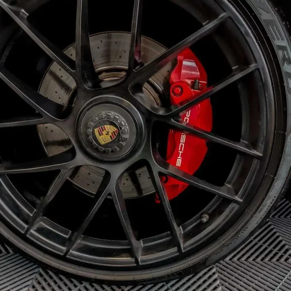 Mantenimiento coche deportivo costes sorpresas