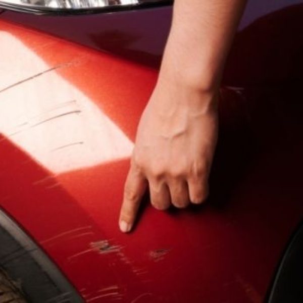 es importante reparar los pequeños golpes arañazos en tu coche