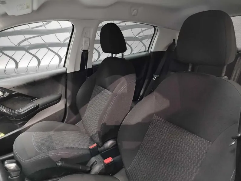 								Peugeot 208 full									