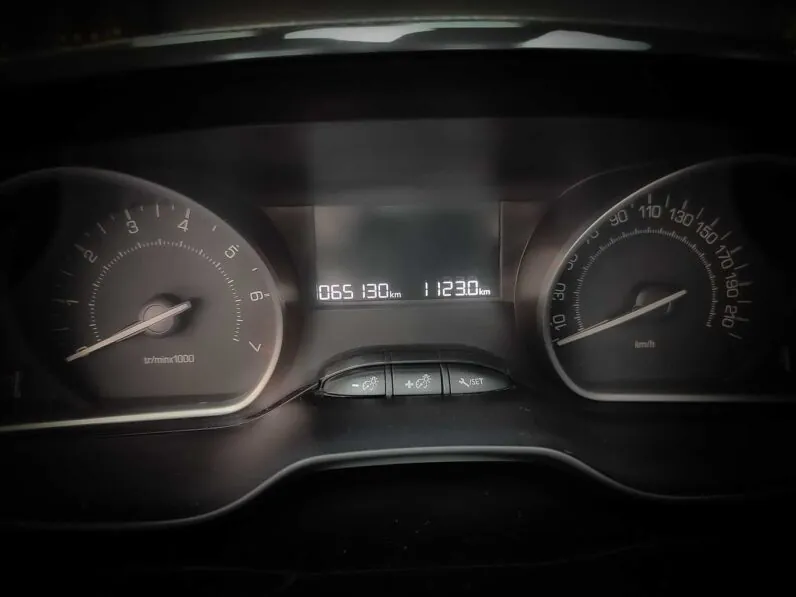								Peugeot 208 full									