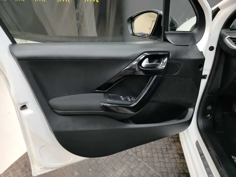 								Peugeot 208 full									