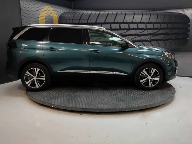 								Peugeot 5008 full									
