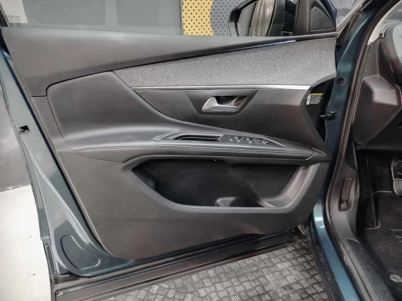 								Peugeot 5008 full									